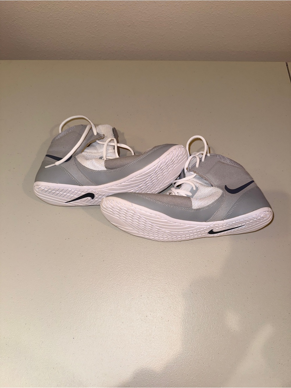 Nike Women's Grey and White Low-Top Athletic Sneakers